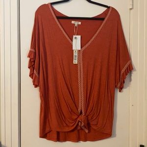 Pretty blouse, perfect for casual or to dress up.